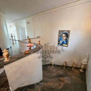 Zagreb-istok, lux obiteljska stambena kuća 280m2 i dvorište 209m2