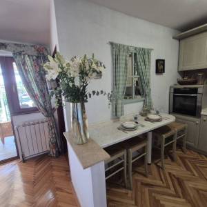 Zagreb-Trešnjevka, Sokolgradska, 4-sobni stan 103m2+šupa, namješten