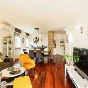 Žnjan, moderno uređen trosoban stan 101 m² s garažom