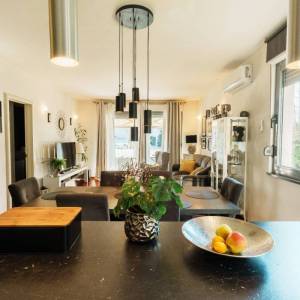 Žnjan, moderno uređen trosoban stan 101 m² s garažom