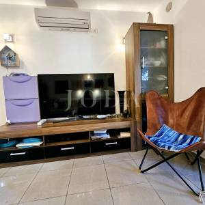 Apartman s okućnicom, blizu centra i mora - Malinska  