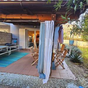 Apartman s okućnicom, blizu centra i mora - Malinska  