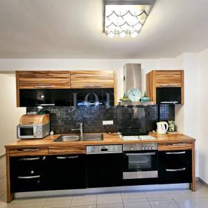 Apartman s okućnicom, blizu centra i mora - Malinska  