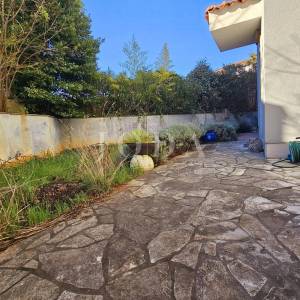 Apartman s okućnicom, blizu centra i mora - Malinska  