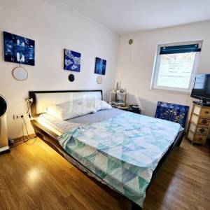 Apartman s okućnicom, blizu centra i mora - Malinska  