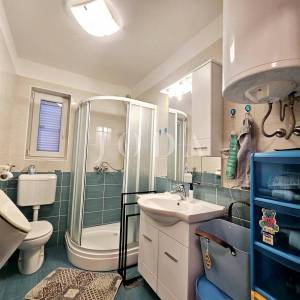 Apartman s okućnicom, blizu centra i mora - Malinska  