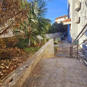 Apartman s okućnicom, blizu centra i mora - Malinska  