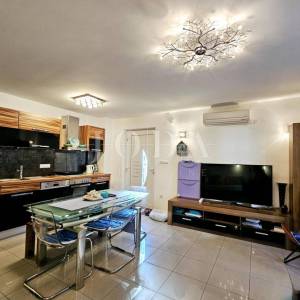 Apartman s okućnicom, blizu centra i mora - Malinska  