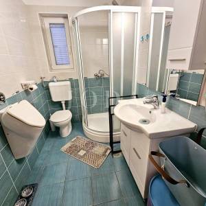 Apartman s okućnicom, blizu centra i mora - Malinska  