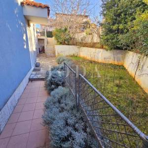 Apartman s okućnicom, blizu centra i mora - Malinska  