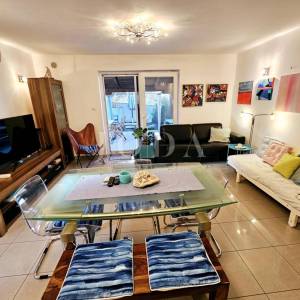 Apartman s okućnicom, blizu centra i mora - Malinska  