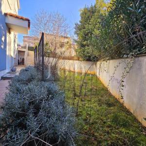 Apartman s okućnicom, blizu centra i mora - Malinska  