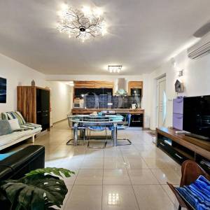 Apartman s okućnicom, blizu centra i mora - Malinska  