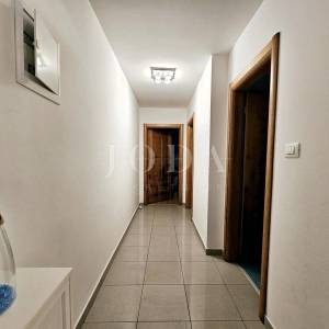 Apartman s okućnicom, blizu centra i mora - Malinska  