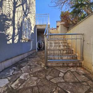 Apartman s okućnicom, blizu centra i mora - Malinska  