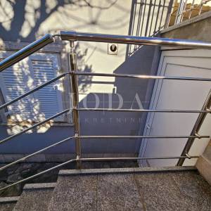 Apartman s okućnicom, blizu centra i mora - Malinska  