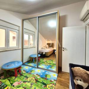 Apartman s otvorenim pogledom na more i okućnicom!