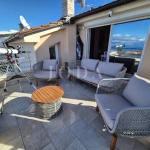 Apartman s otvorenim pogledom na more i okućnicom!