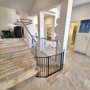 Apartman s otvorenim pogledom na more i okućnicom!