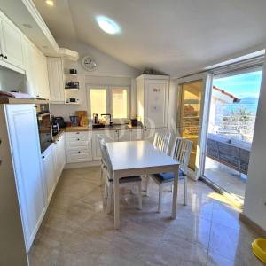 Apartman s otvorenim pogledom na more i okućnicom!