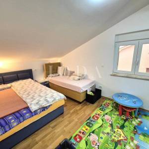 Apartman s otvorenim pogledom na more i okućnicom!