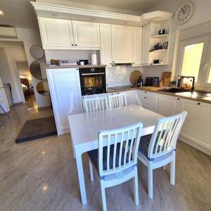 Apartman s otvorenim pogledom na more i okućnicom!