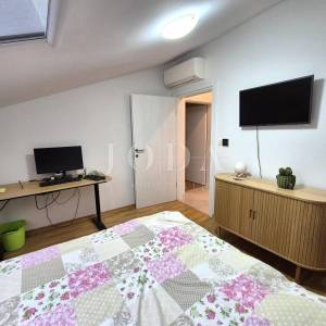 Apartman s otvorenim pogledom na more i okućnicom!