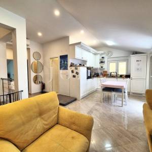 Apartman s otvorenim pogledom na more i okućnicom!