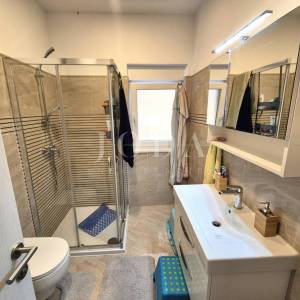 Apartman s otvorenim pogledom na more i okućnicom!