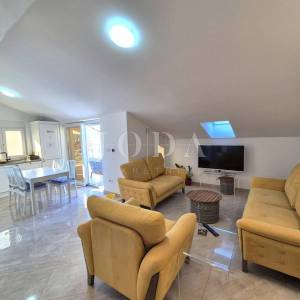 Apartman s otvorenim pogledom na more i okućnicom!