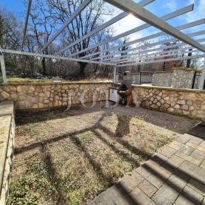 Apartman s otvorenim pogledom na more i okućnicom!