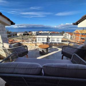 Apartman s otvorenim pogledom na more i okućnicom!