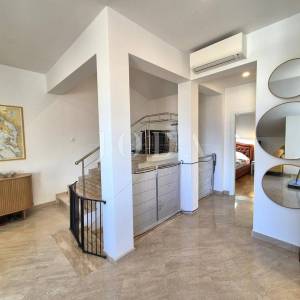 Apartman s otvorenim pogledom na more i okućnicom!