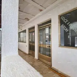 APARTMAN U PRIZEMLJU ZGRADE