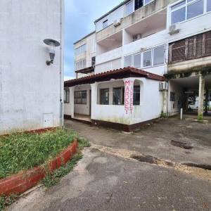 APARTMAN U PRIZEMLJU ZGRADE