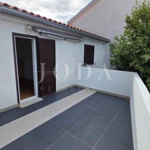 Apartman u Selcu na prodaju, odlična lokacija i pogled na more