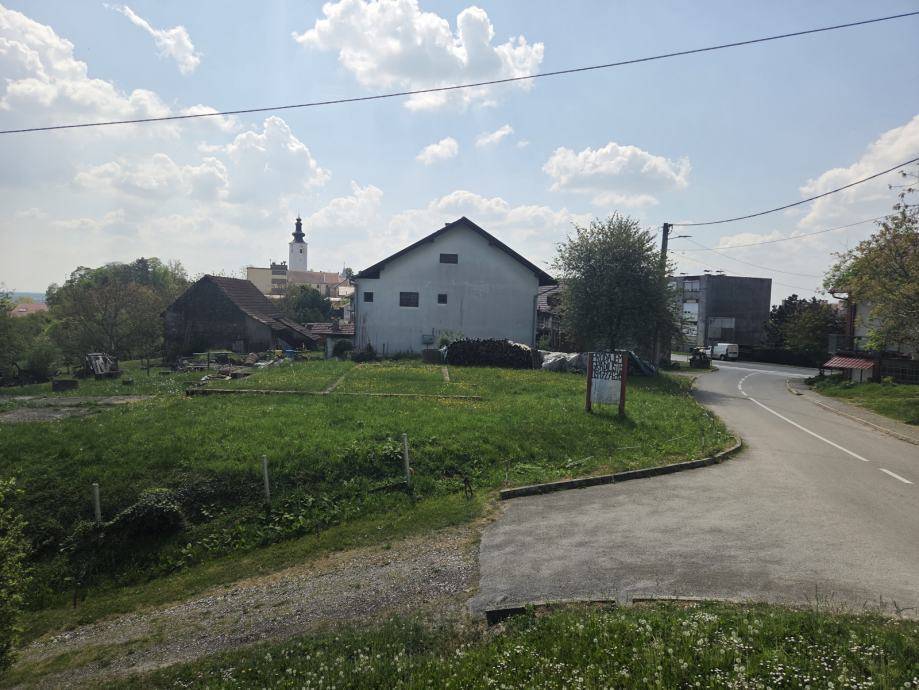 ATRAKTIVNO GRAĐEVINSKO ZEMLJIŠTE – KRIŽ CENTAR (BLIZINA ZAGREBA)