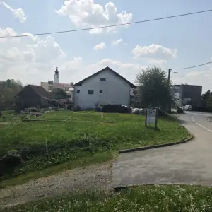 ATRAKTIVNO GRAĐEVINSKO ZEMLJIŠTE – KRIŽ CENTAR (BLIZINA ZAGREBA)