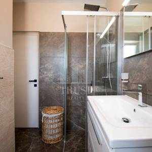 Banjole, prekrasna kuća sa bazenom, 4 apartmana