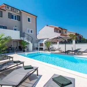 Banjole, prekrasna kuća sa bazenom, 4 apartmana