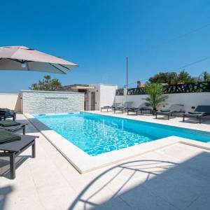 Banjole, prekrasna kuća sa bazenom, 4 apartmana