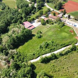 BARBAN - Građevinsko zemljište s projektom (polovica duplexa), 15 minuta do mora