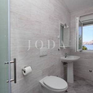 Baška – kuća prvi red do mora, 4 apartmana