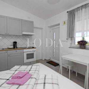 Baška – kuća prvi red do mora, 4 apartmana