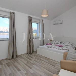 Baška – kuća prvi red do mora, 4 apartmana