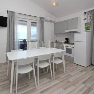 Baška – kuća prvi red do mora, 4 apartmana