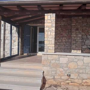 Blizina grada Umaga. Prodaje se duplex kuća, 123.65 m2 na samoj obali mora, 10 metara do mora.