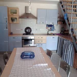 Blizina grada Umaga. Prodaje se duplex kuća, 123.65 m2 na samoj obali mora, 10 metara do mora.