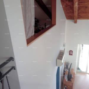 Blizina grada Umaga. Prodaje se duplex kuća, 123.65 m2 na samoj obali mora, 10 metara do mora.