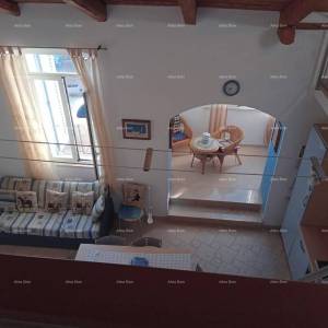 Blizina grada Umaga. Prodaje se duplex kuća, 123.65 m2 na samoj obali mora, 10 metara do mora.